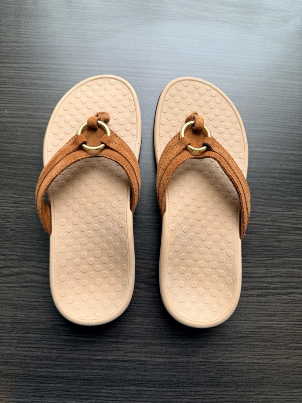 Vionic Women’s Tide Aloe flip flop in suede Toffee, NWOT